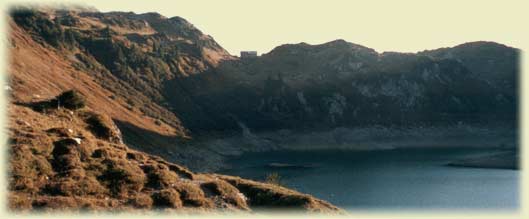 Freiburger Hütte über dem Formarinsee